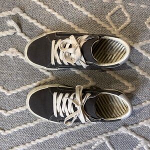 Taos Black Sneaker with zippers